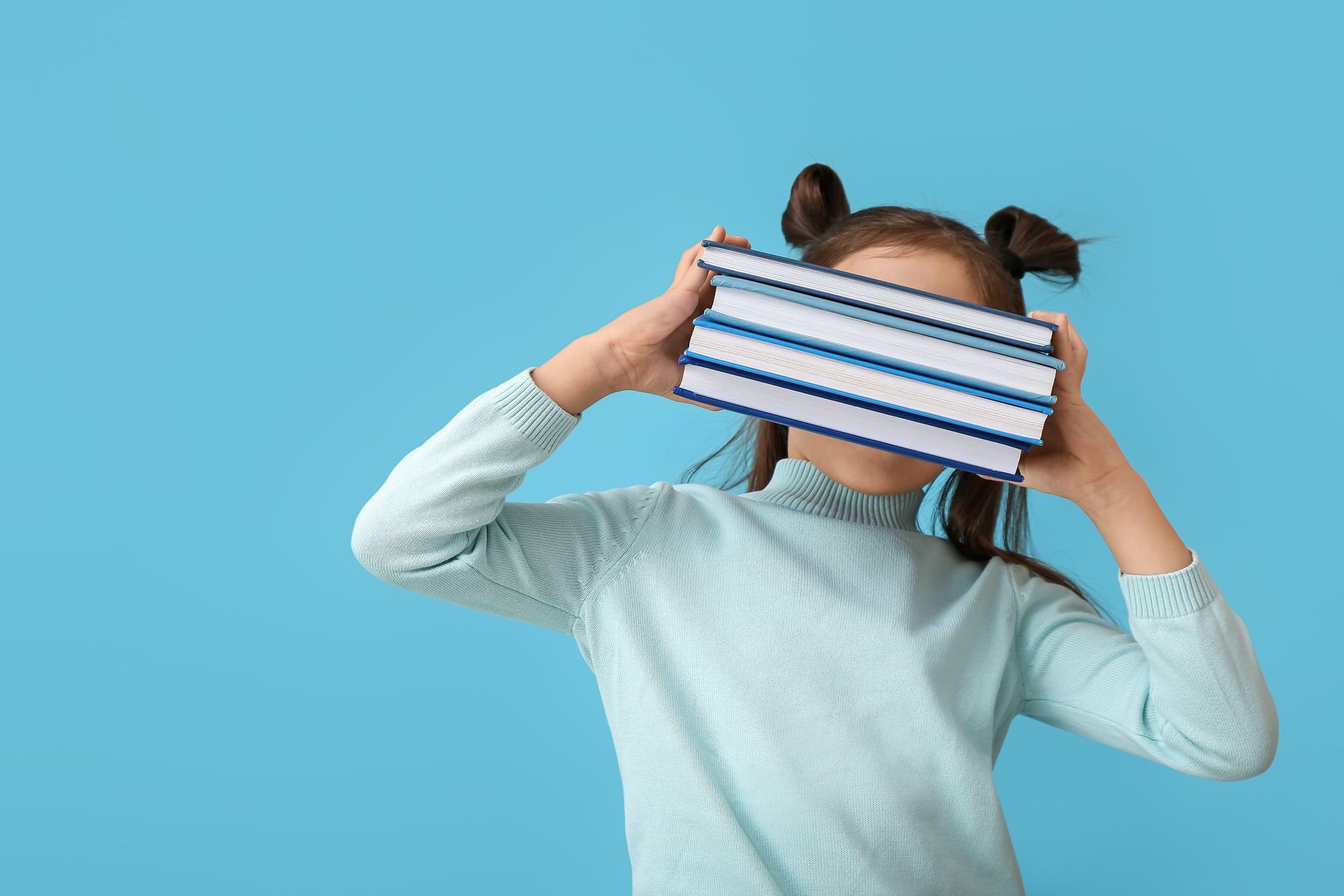 kind met boeken voor het gezicht - chiQos - kindercoaching