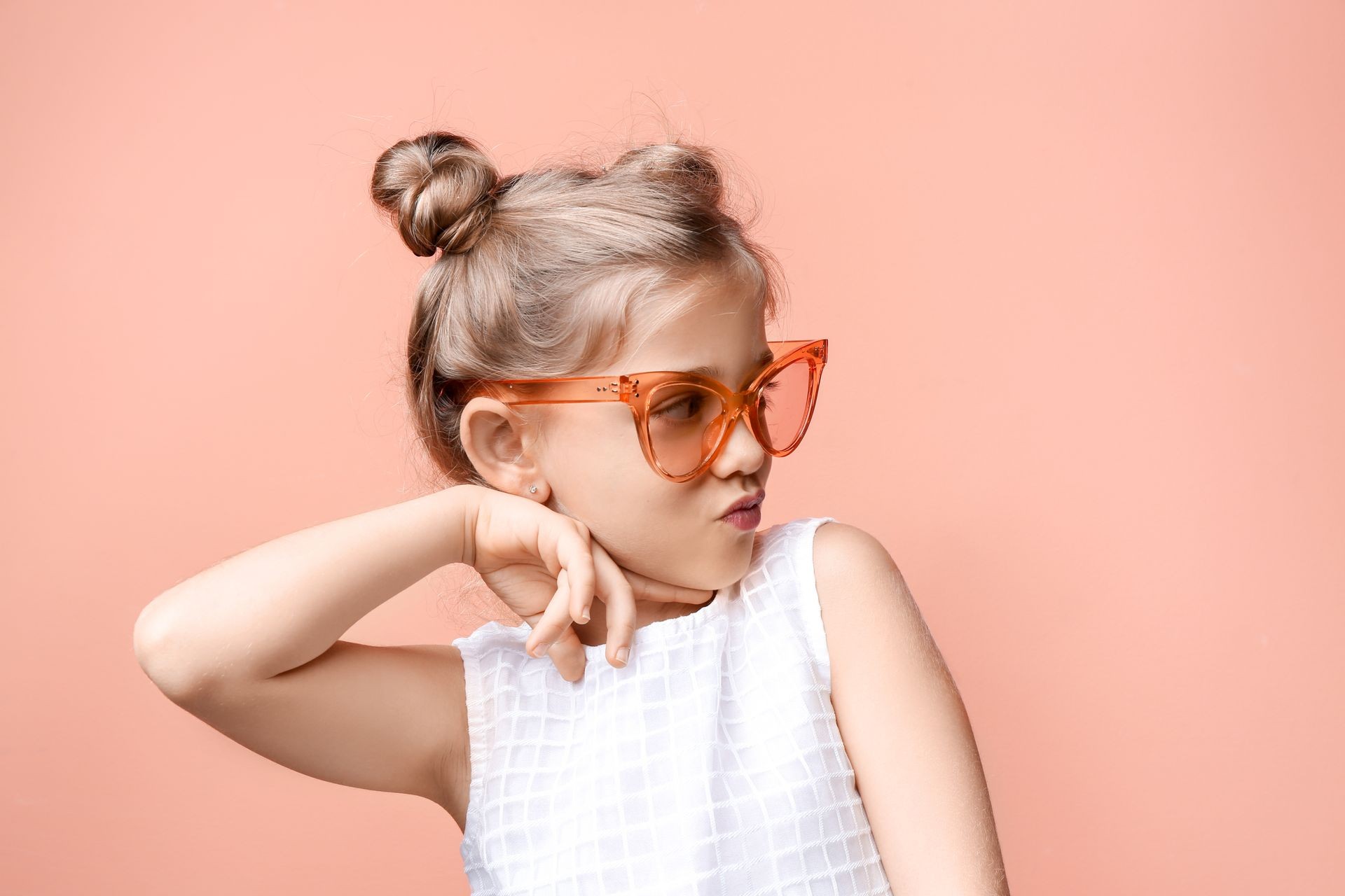 meisje met roze bril - chiQos - tussenevaluatie kindercoaching